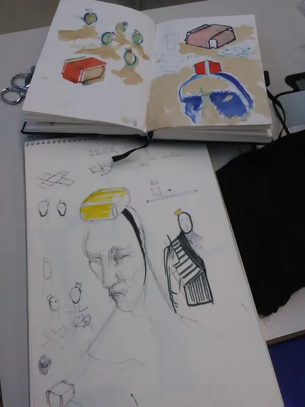 Cadernos de esboço abertos na mesa do atelier