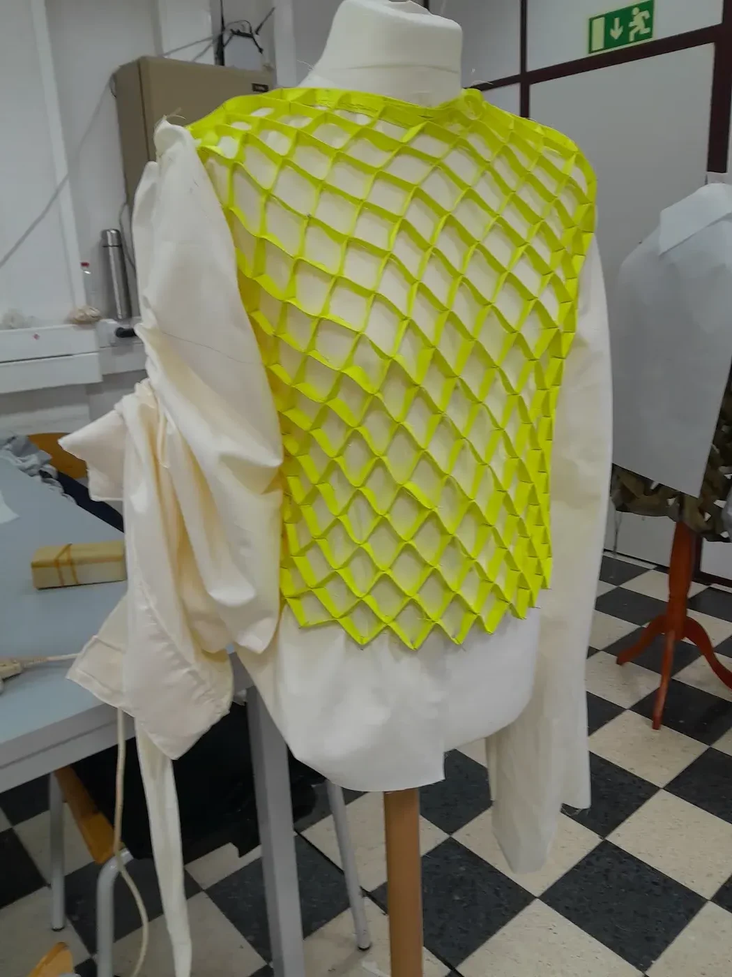 CAMISA_METALICA_01 — ESTUDO AMARELO-CHOQUE